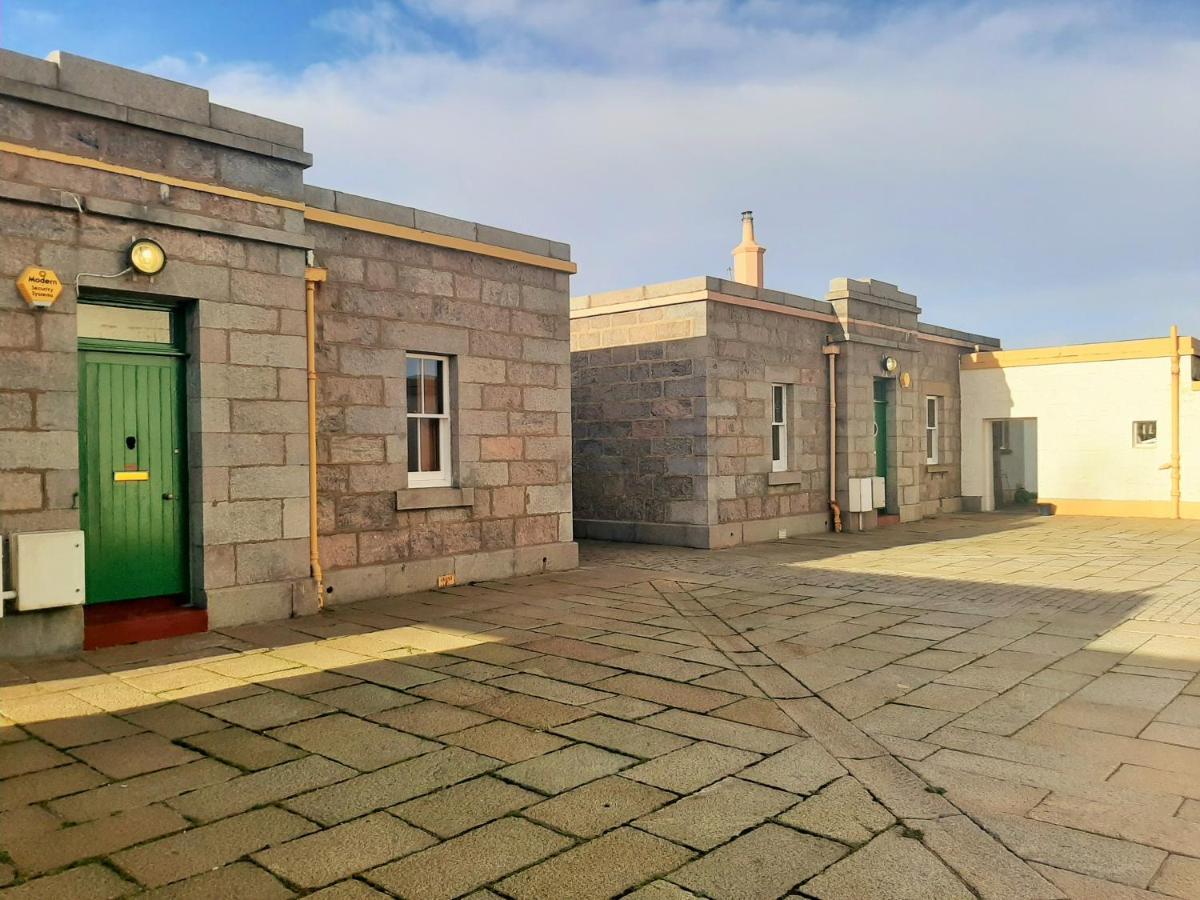 Aberdeen Lighthouse Cottages - Coastal, Dolphins Екстериор снимка